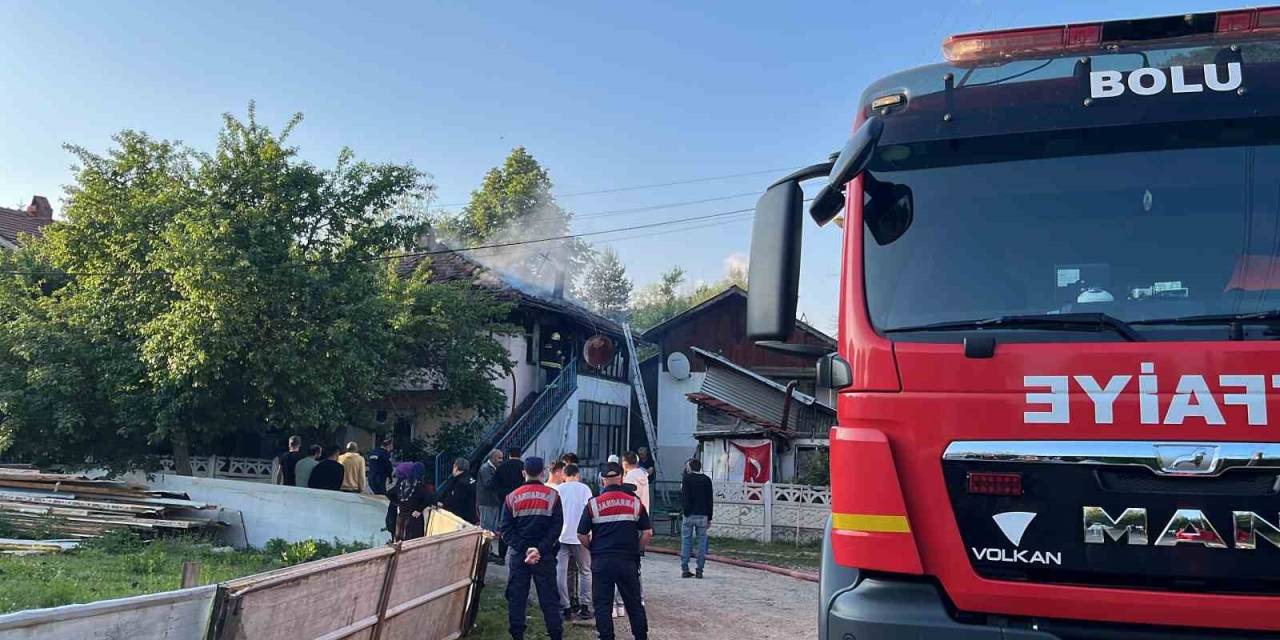 İki Katlı Evin Üst Katı Alev Alev Yandı