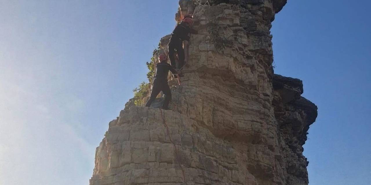 Denize Atlamak İçin Tırmandıkları Falezde Mahsur Kalan 2 Kişiyi İtfaiye Kurtardı