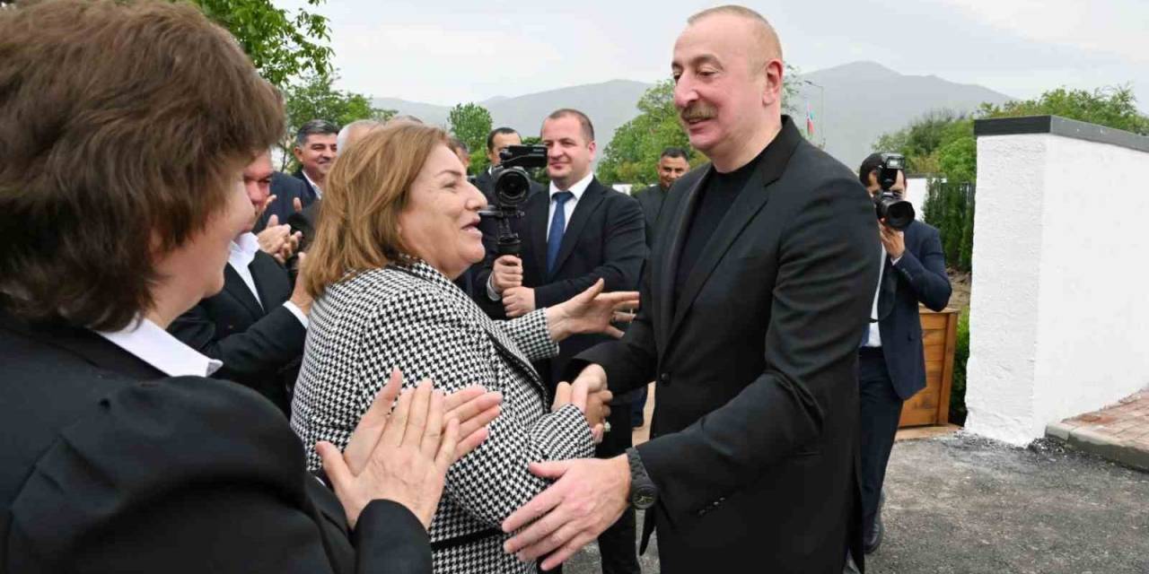 Azerbaycan Cumhurbaşkanı Aliyev, Hocalı’ya Taşınan Halkla Bir Araya Geldi