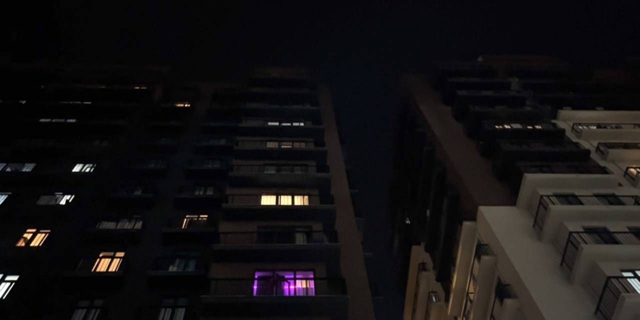 İstanbul’da Lüks Rezidansta 21 Yaşındaki Gencin Şüpheli Ölümü: Çatıdan Düşüp Hayatını Kaybetti