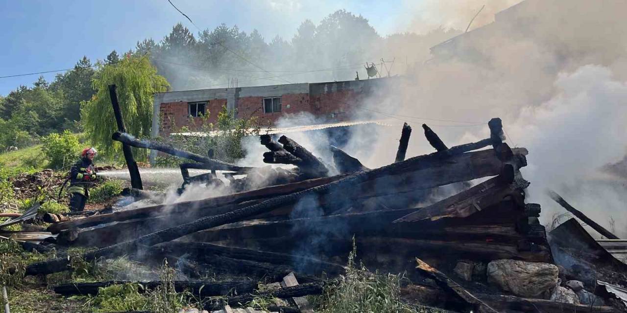 Bolu’da 2 Samanlık Ve Odunluk Alev Alev Yandı: Yangın Havadan Görüntülendi