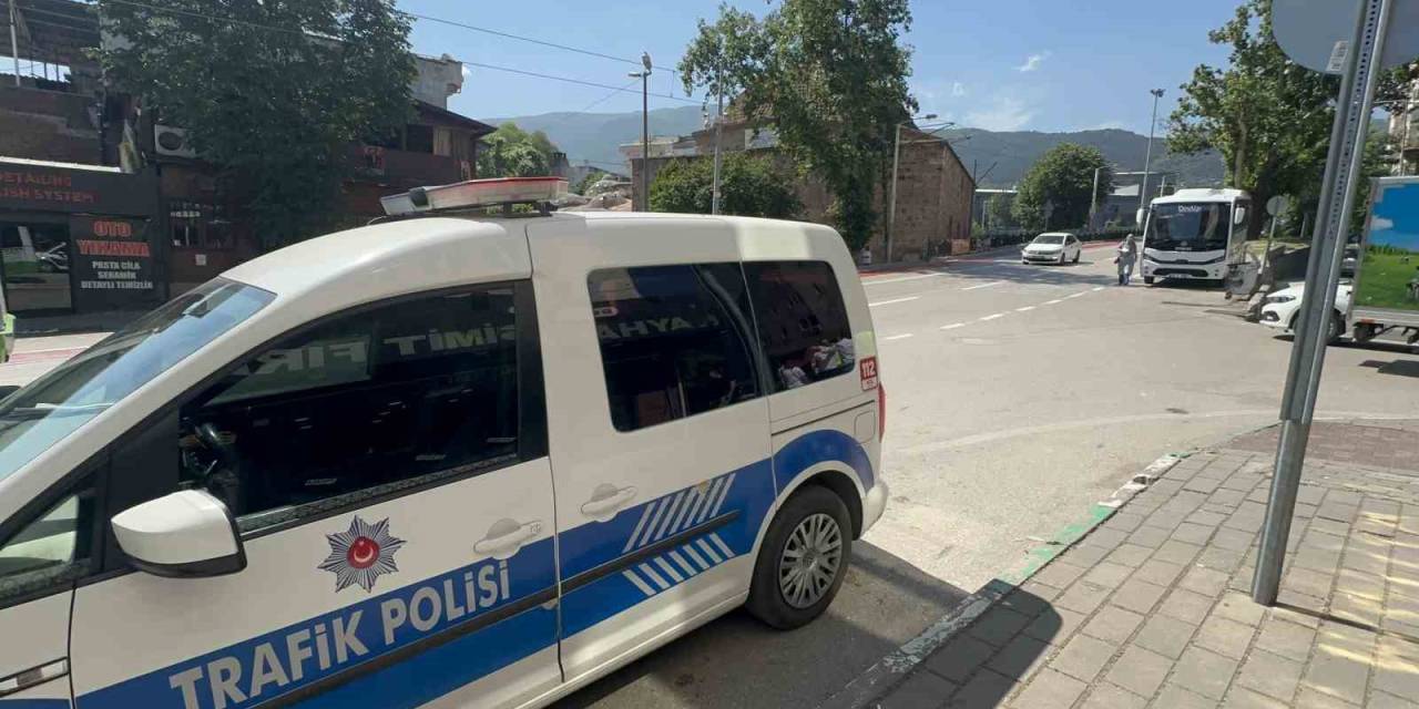 Yolun Karşısına Geçen Otomobil Yayaya Böyle Çarptı