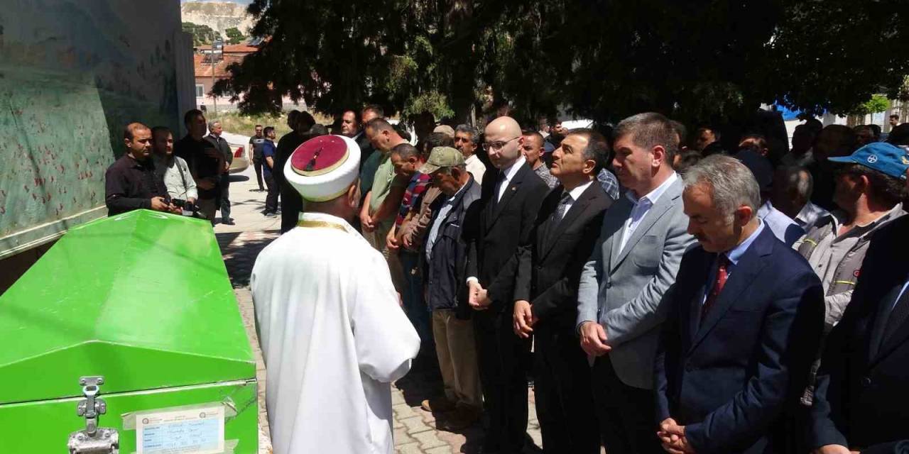 Diyaliz Tedavisinin Ardından Rahatsızlanarak Sevk Edildiği Antalya’da Hayatını Kaybeden İlk Hasta Toprağa Verildi