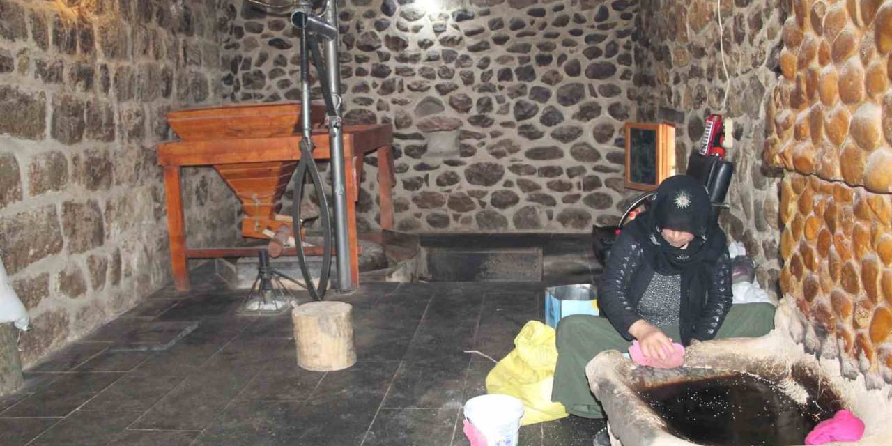 Şırnak’ta 155 Yıllık Değirmende Geleneksel Yöntemle Tahin Yapılıyor