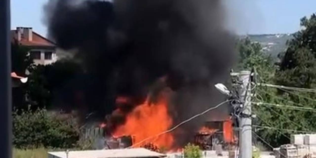 Bursa’da İnşaat Deposu Alev Alev Yandı