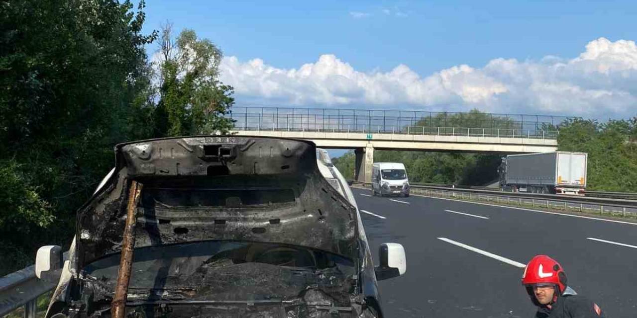 Otoyolda Alev Alan Hafif Ticari Araç İtfaiyenin Müdahalesiyle Söndürüldü