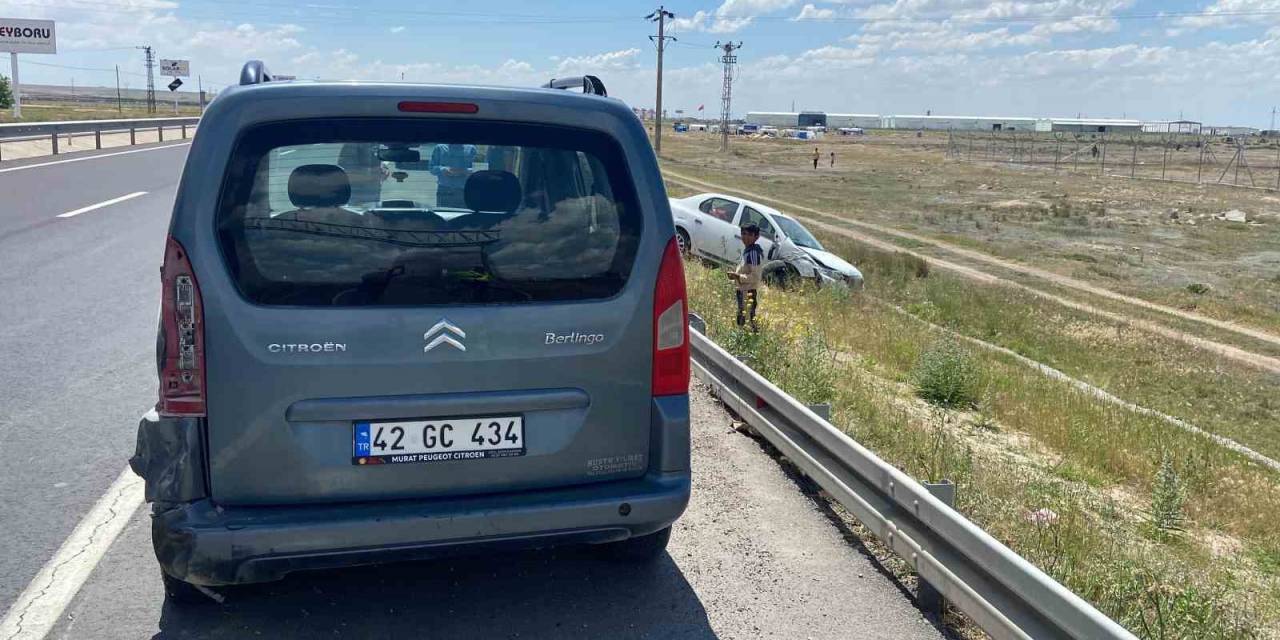 Emniyet Şeridindeki Hafif Ticari Araca Arkadan Çarptı: 1 Yaralı