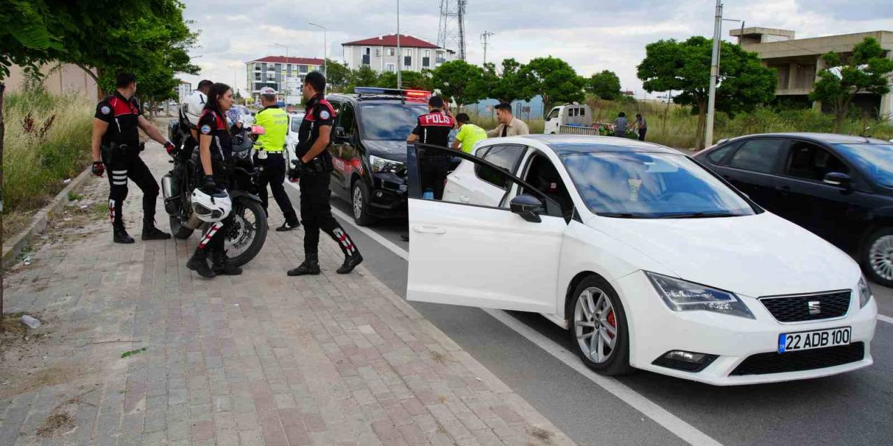 Edirne’de Dur İhtarına Uymadılar: Otomobilden Uyuşturucu Attılar