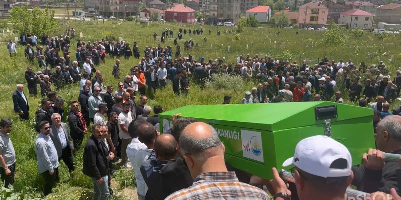 Yüksekova’nın İlk Öğretmenlerinden Fikret Yaşar Gözyaşları Arasında Toprağa Verildi