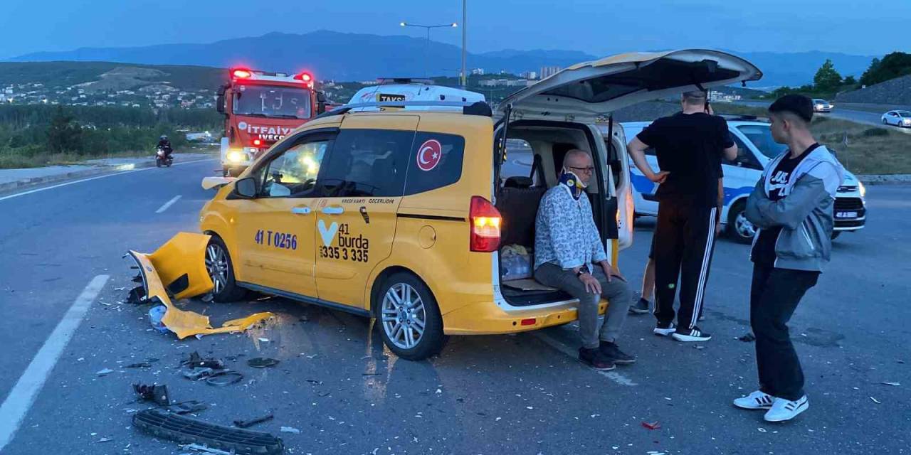 Otomobil İle Taksi Çarpıştı: 4 Yaralı