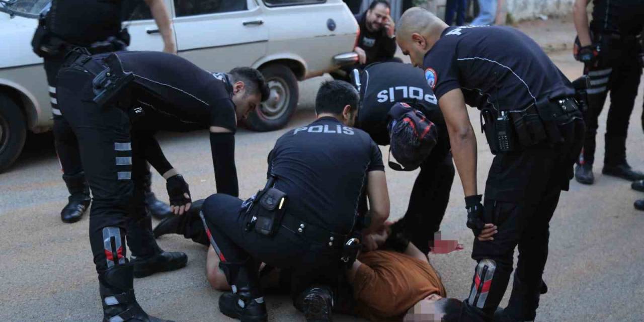 Polis Ekiplerine Bıçakla Saldıran Şahıs Bacağından Vurularak Etkisiz Hale Getirildi