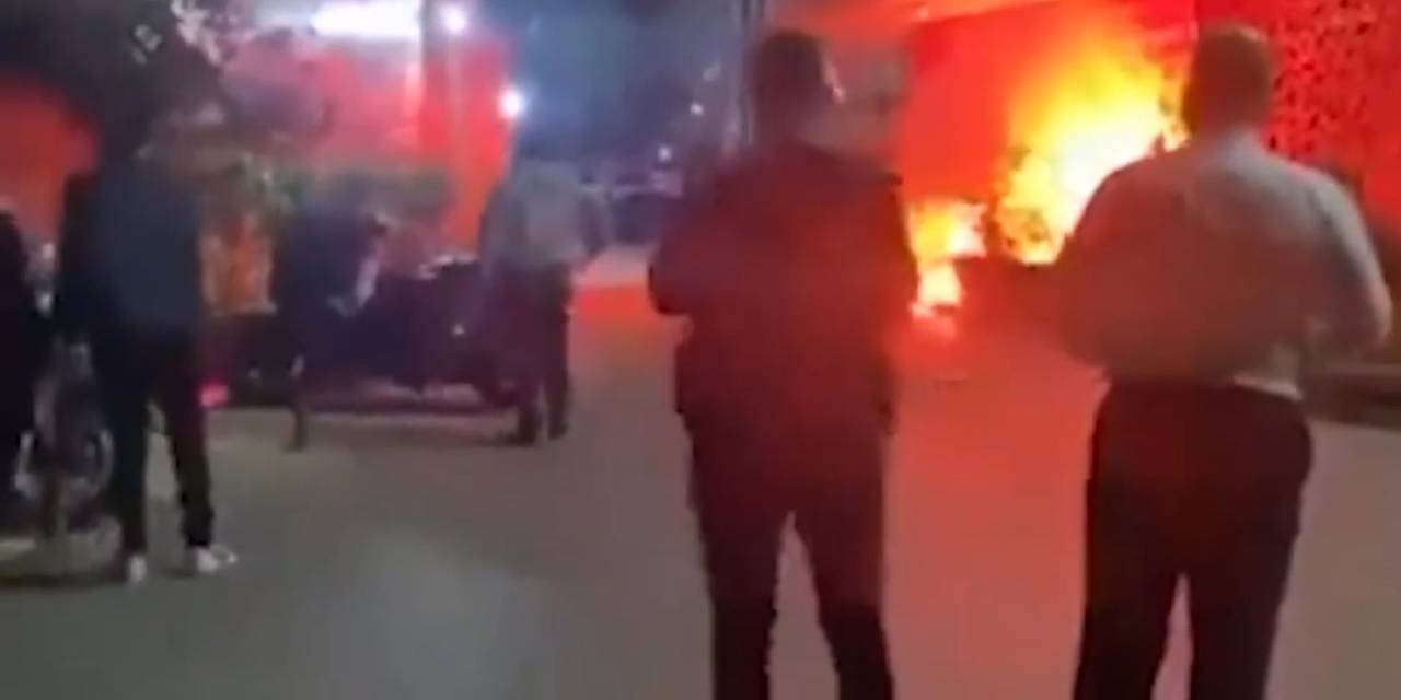 Kalamış Galatasaray Tesislerinin Önünde Toplanan Fenerbahçeli Bir Grup, Tesise Meşale Ve Yabancı Madde Fırlattı