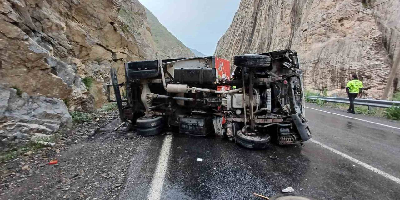 Dondurma Nakil Aracı Devrildi: 2 Yaralı