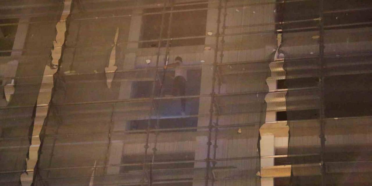 Çocukların Göremeyince Binanın İskelesine Çıktı