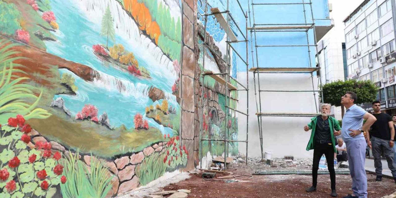 İskenderun’da Depremin İzleri Duvarlara Çizilen Resimlerle Siliniyor