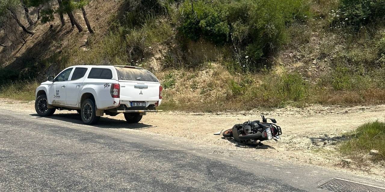 Motosiklet Kamyonete Çarptı: 2 Yaralı