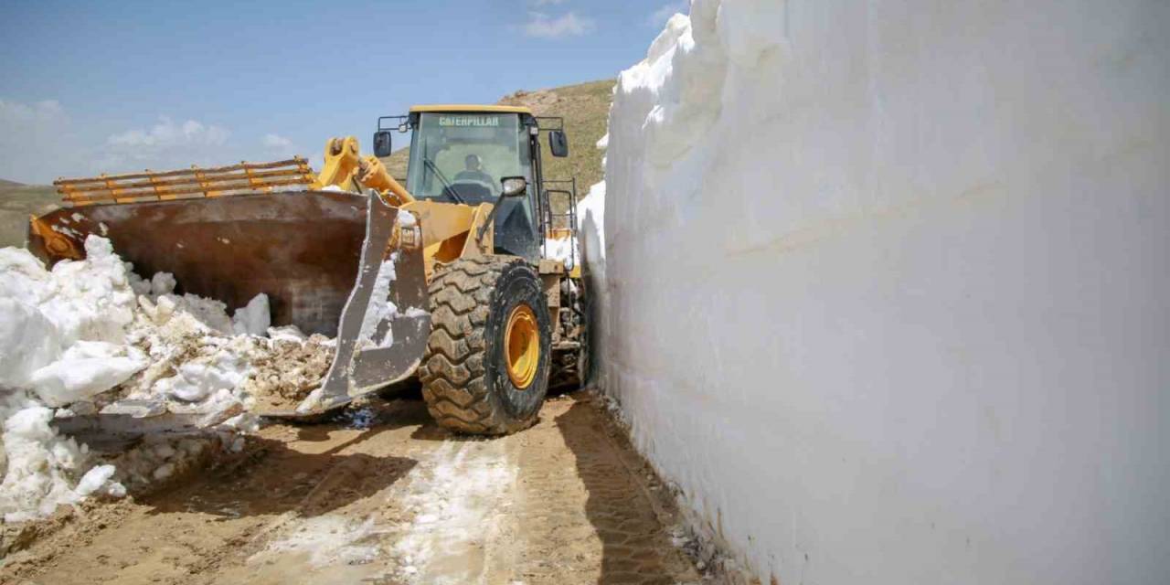 Van’da, Mayıs Ayında 5 Metreyi Bulan Karda Yol Açma Çalışması