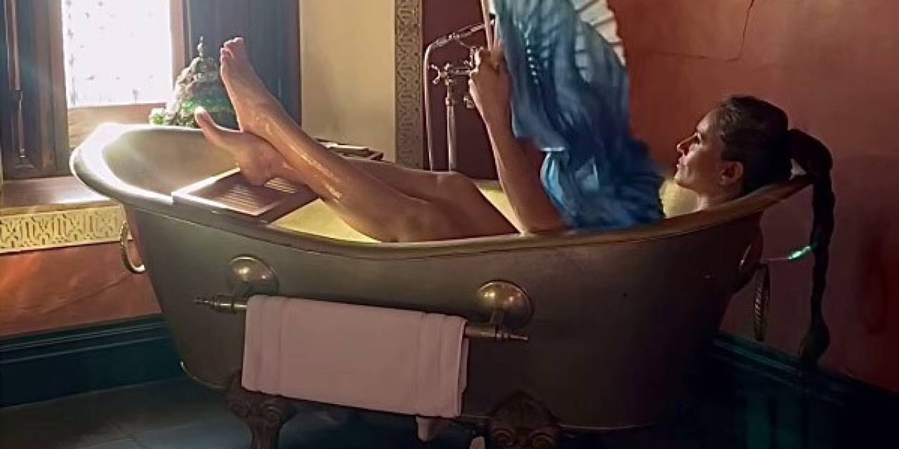 Sultanahmet Four Seasons Oteli’nin Bahçesindeki Camide Müstehcen Poz Veren Eda Taşpınar, Yeniden Tartışmaların Odağında