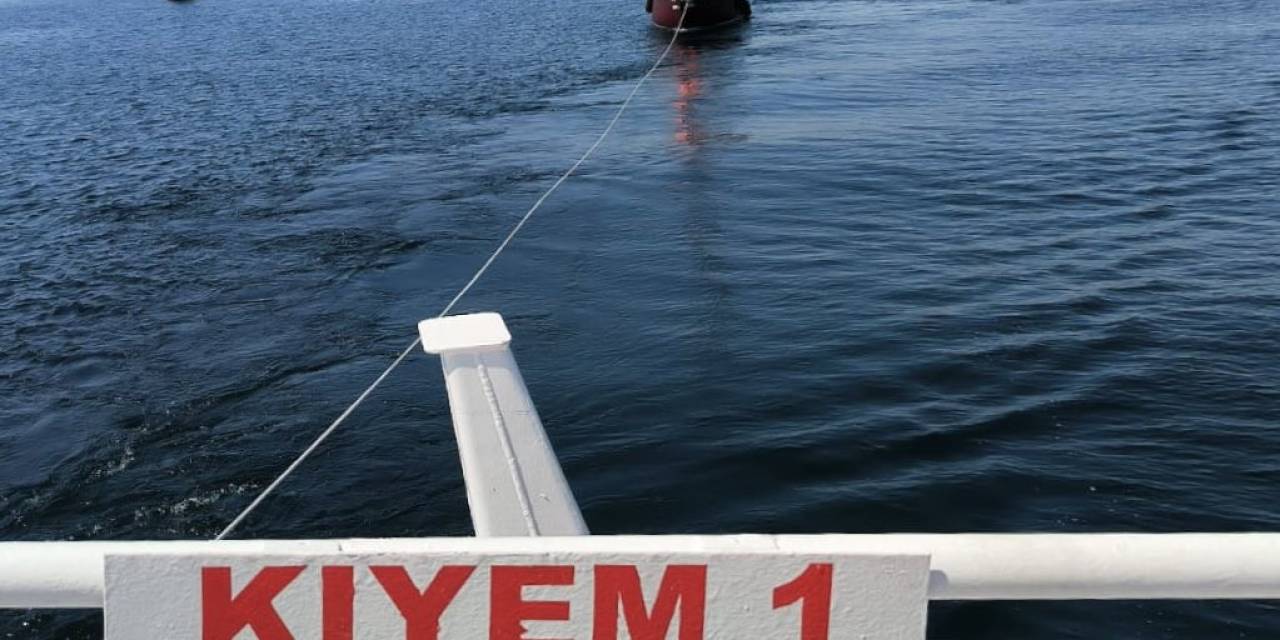 Çanakkale Boğazı’nda Sürüklenen İçinde 2 Kişinin Bulunduğu Tekne Kurtarıldı