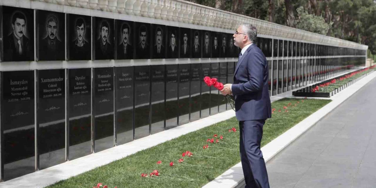 Çalışma Ve Sosyal Güvenlik Bakanı Işıkhan, Bakü’de Şehitlikleri Ziyaret Etti