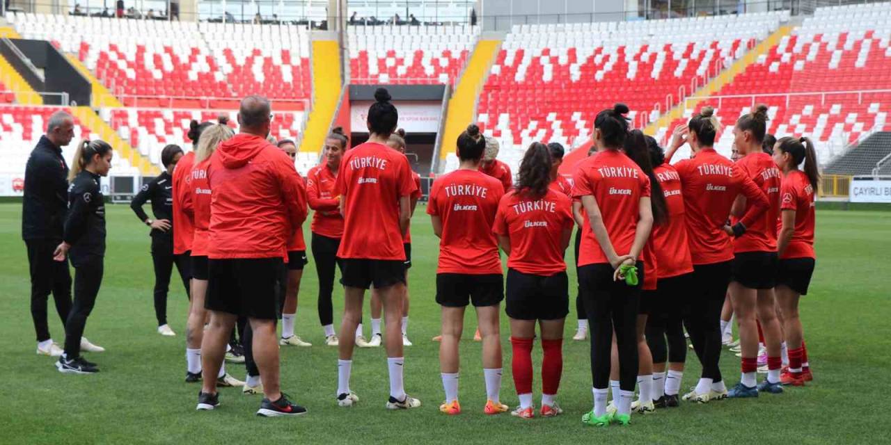 A Milli Kadın Futbol Takımı, Azerbaycan Maçı Hazırlıklarını Tam Kadro Sürdürdü