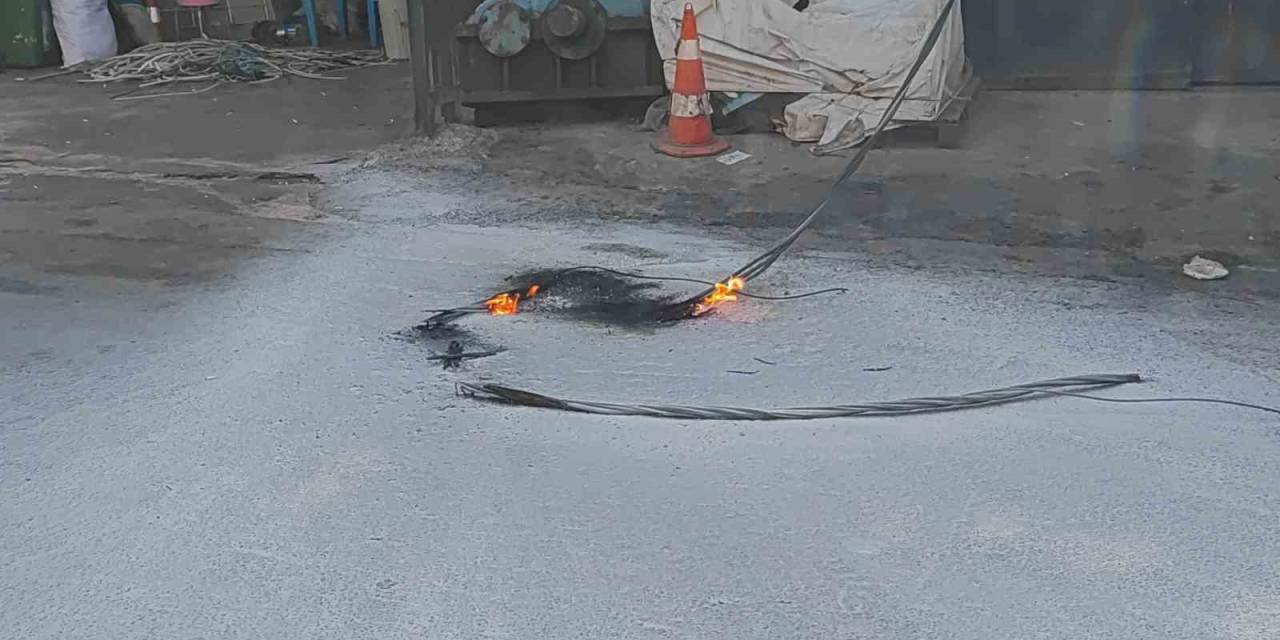 Sultangazi’de Bomba Gibi Patlayan Elektrik Kabloları Paniğe Neden Oldu