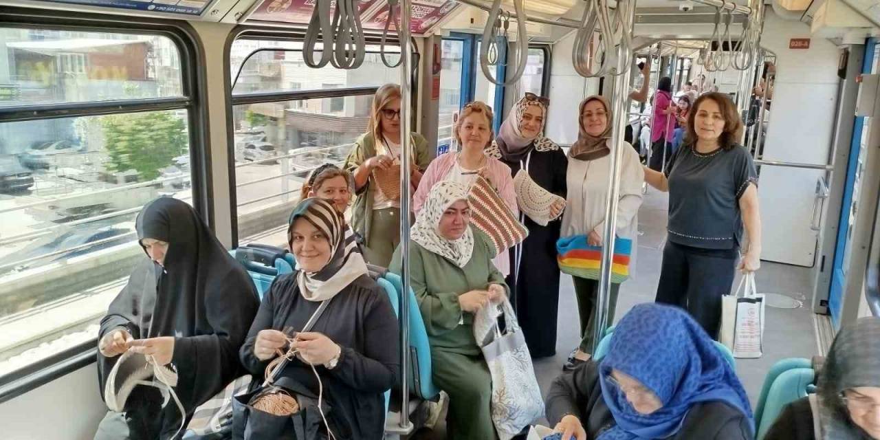 Gazze İçin Metroda Örgü Örerek Yolculuk Yaptılar