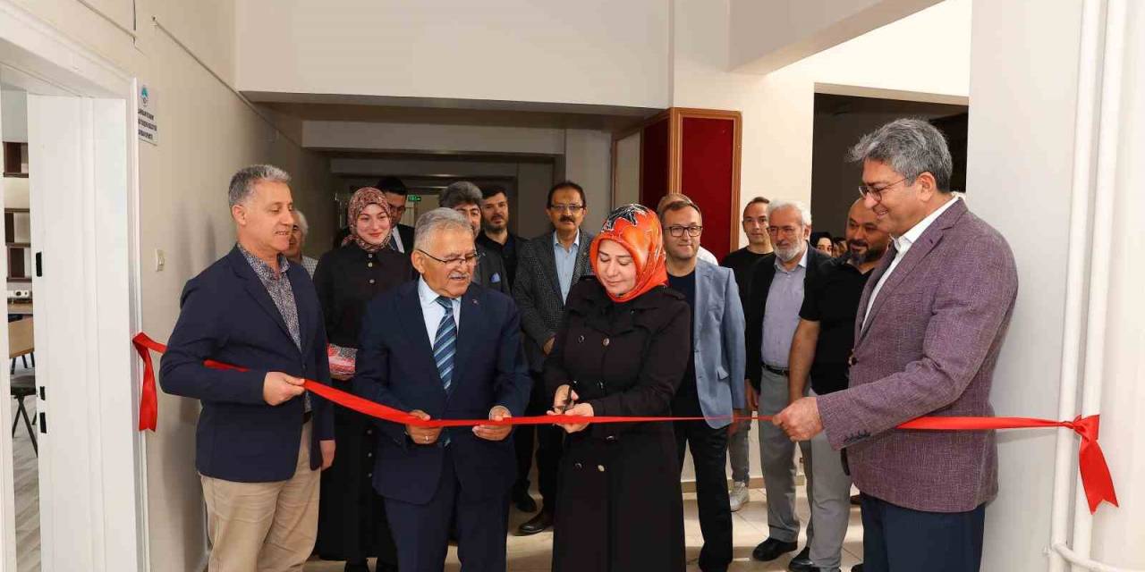 Başkan Büyükkılıç Üniversiteli Gençlerle Bir Araya Geldi