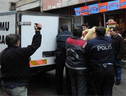 Eşarpla Kendini Astı