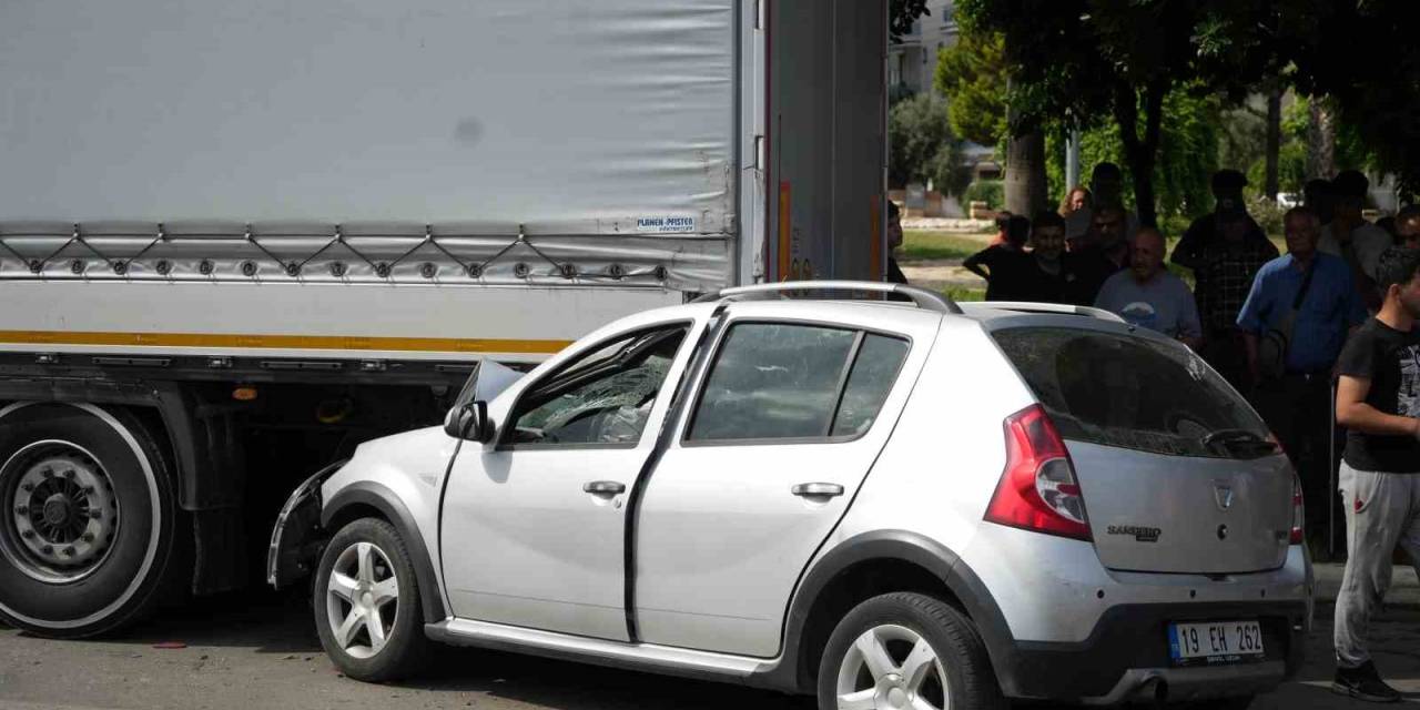 Caddeye Park Edilen Tıra Otomobil Çarptı, Sıkışan Sürücüyü İtfaiye Kurtardı