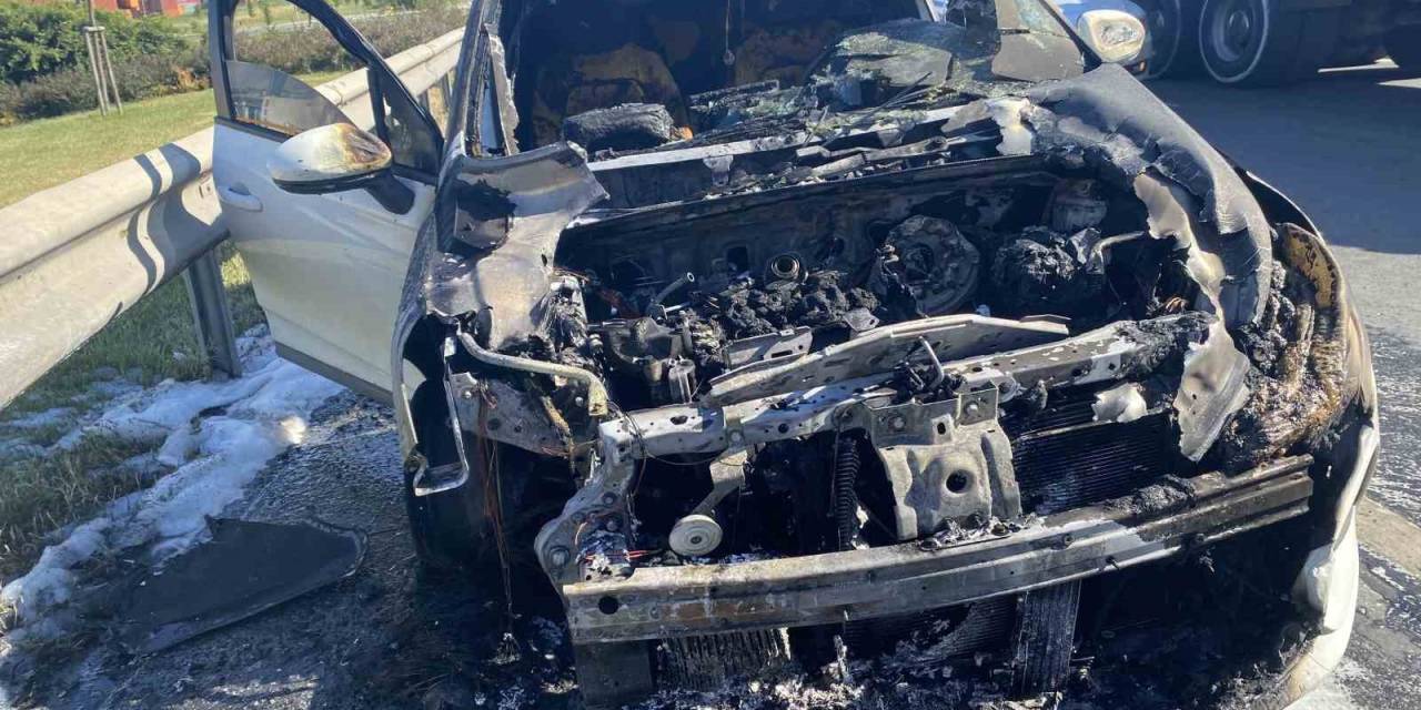 Beylikdüzü’nde Seyir Halindeki Araç Alev Alev Yandı