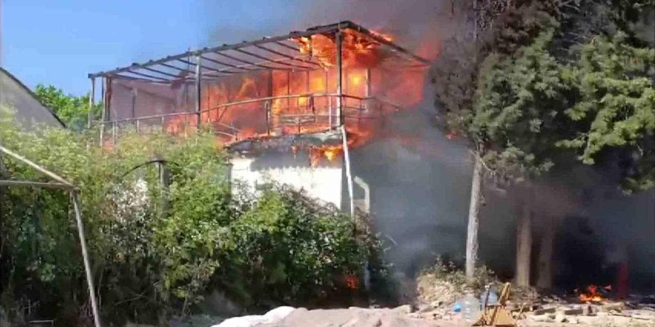 Pendik’te 2 Katlı Bina Alev Alev Yandı