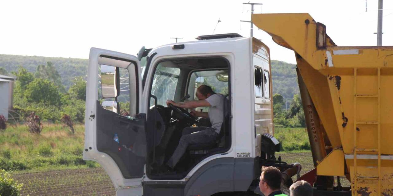 Hafriyat Kamyonuyla Çarpışan Otomobil Kağıt Gibi Ezildi: 2 Ölü