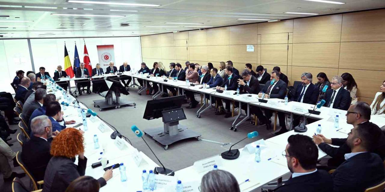 Ticaret Bakanı Bolat, Dtik Mensubu İş İnsanlarıyla Bir Araya Geldi