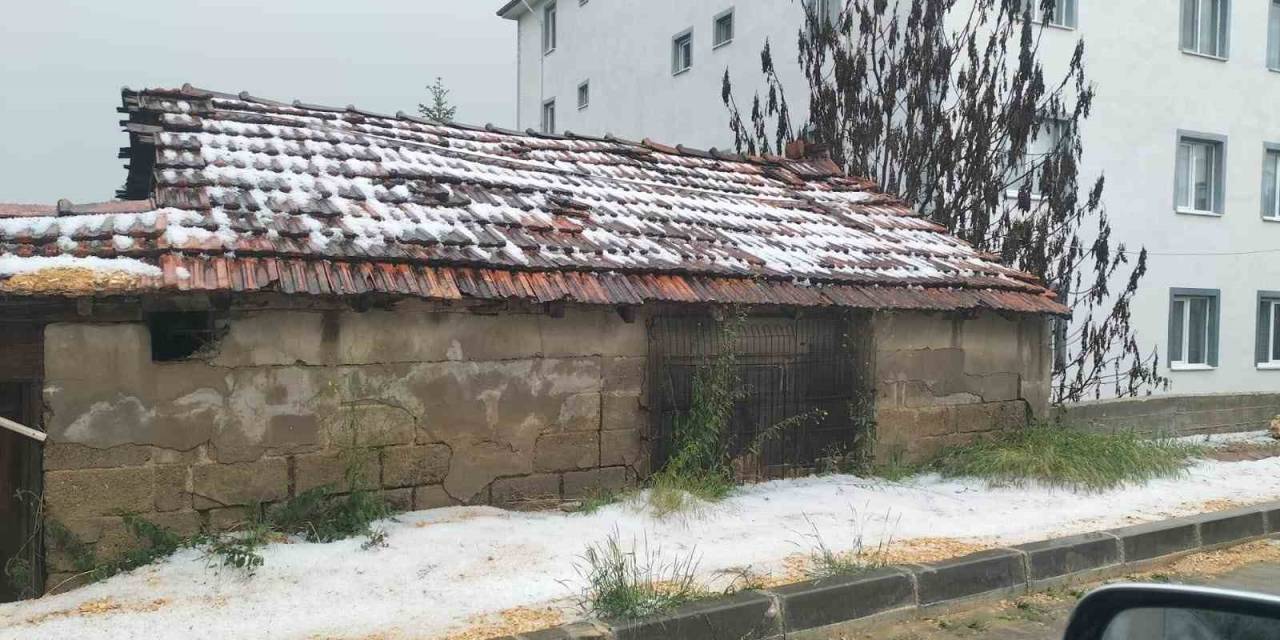 Dolu Ve Sağanak Yağışın Etkili Olduğu İlçede Ev Ve İş Yerlerini Su Bastı