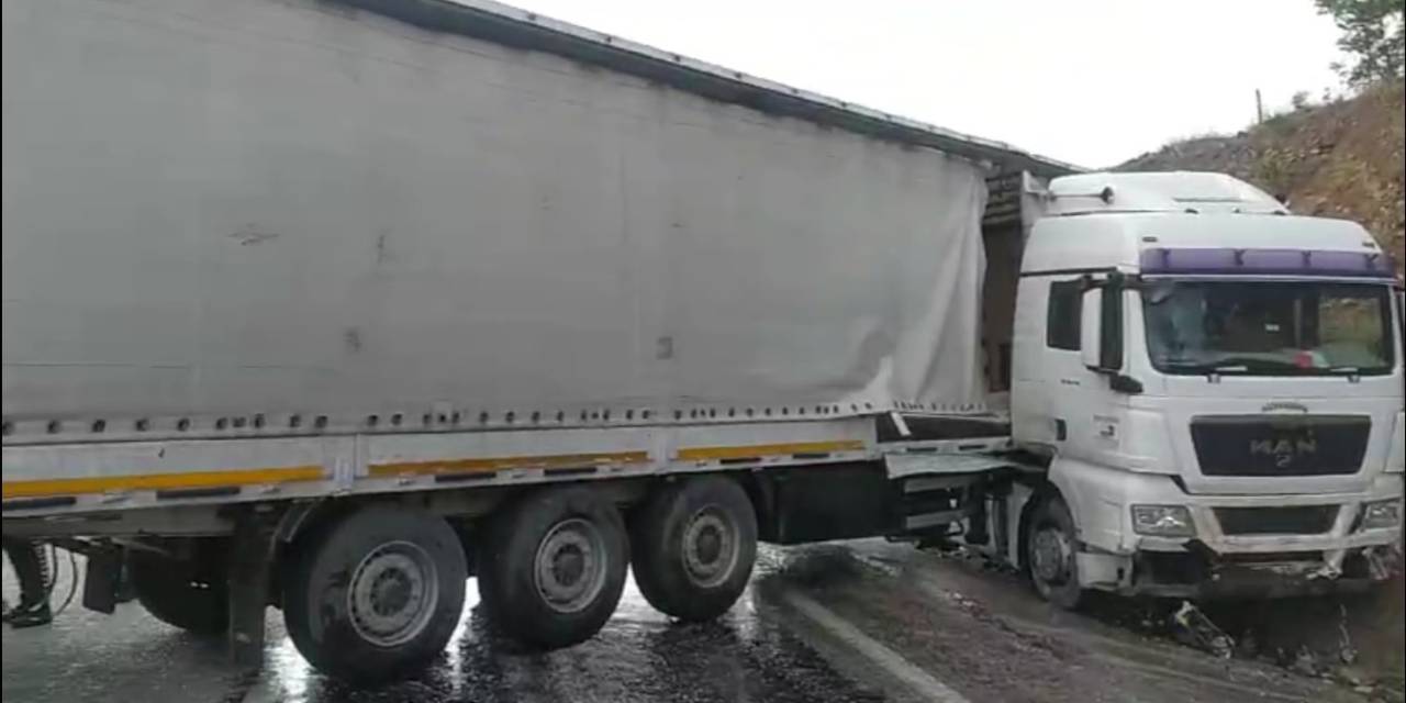 Antalya-denizli Yolunda Tır Makasladı, Yol Trafiğe Kapandı