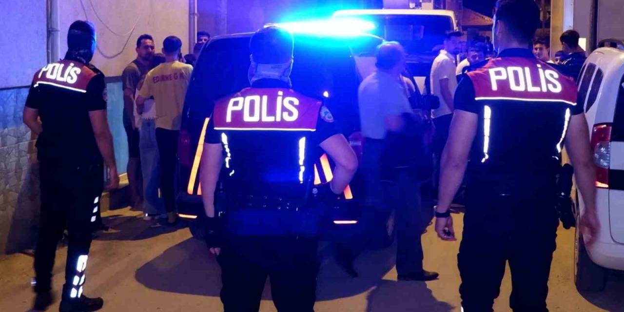 Evini Ateşe Verdi, Mahalleli Sokağa Döküldü