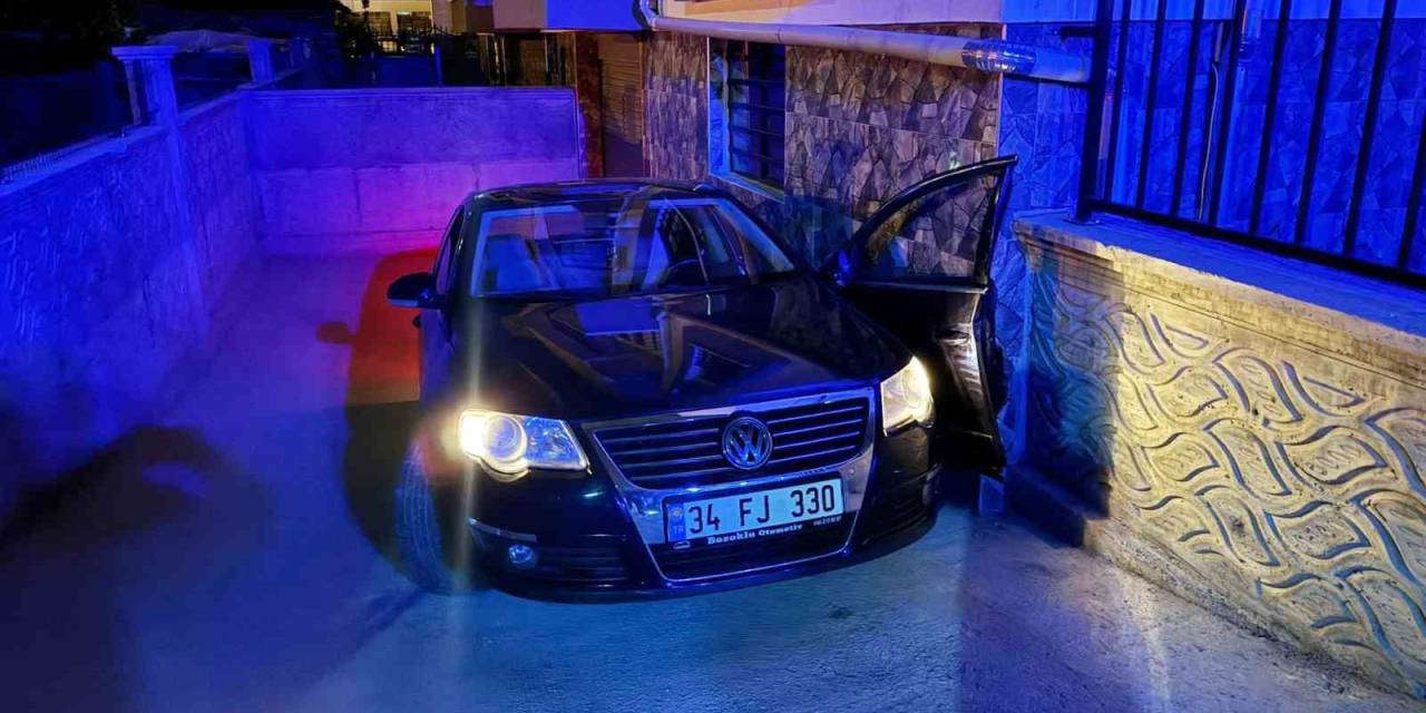 Geri Geri Kaçan Aracı Durdurmak İsteyen 2 Kişi Araç Altında Kalarak Yaralandı