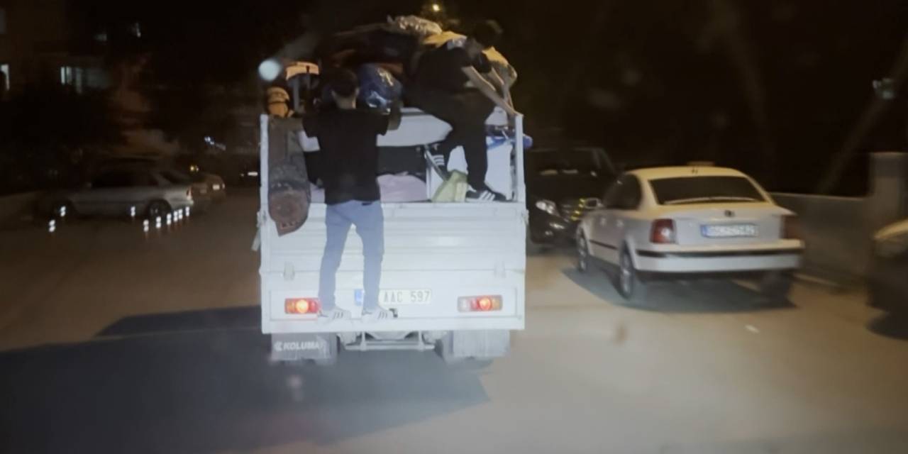 Eşya Yüklü Kamyonetin Kasasında Tehlikeli Yolculuk Kamerada