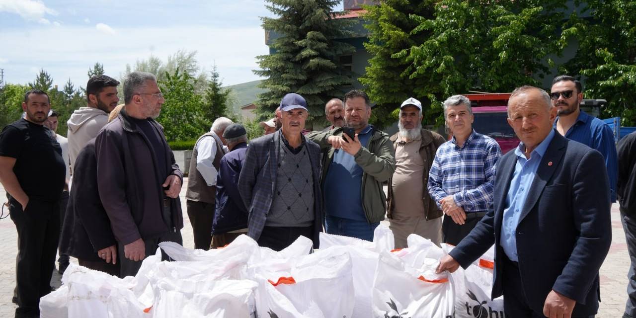 Bayburt’ta 252 Üreticiye Yüzde 40 Devlet Destekli 88 Ton Korunga Tohumu Dağıtıldı