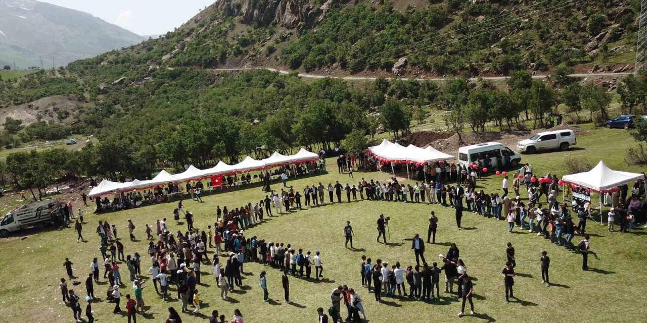 Kato Dağı Eteklerinde Yüzlerce Öğrenci Uçurtma Uçurdu