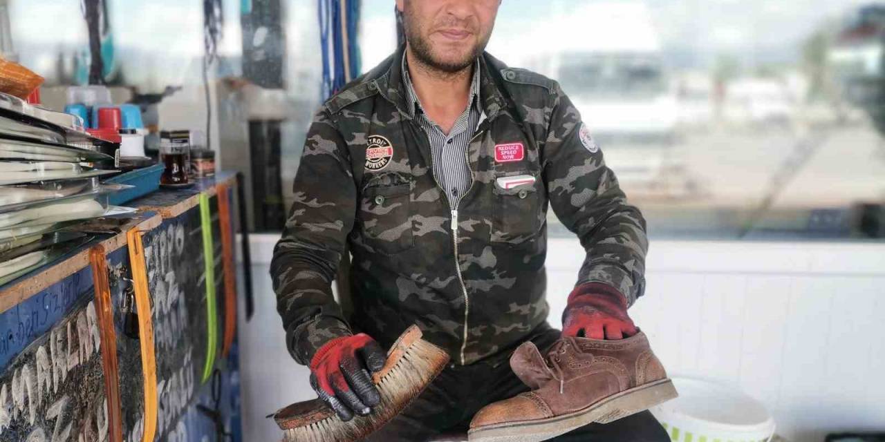 Gediz Otogarı’nda 25 Yıldır Ayakkabı Boyacılığı Yapıyor