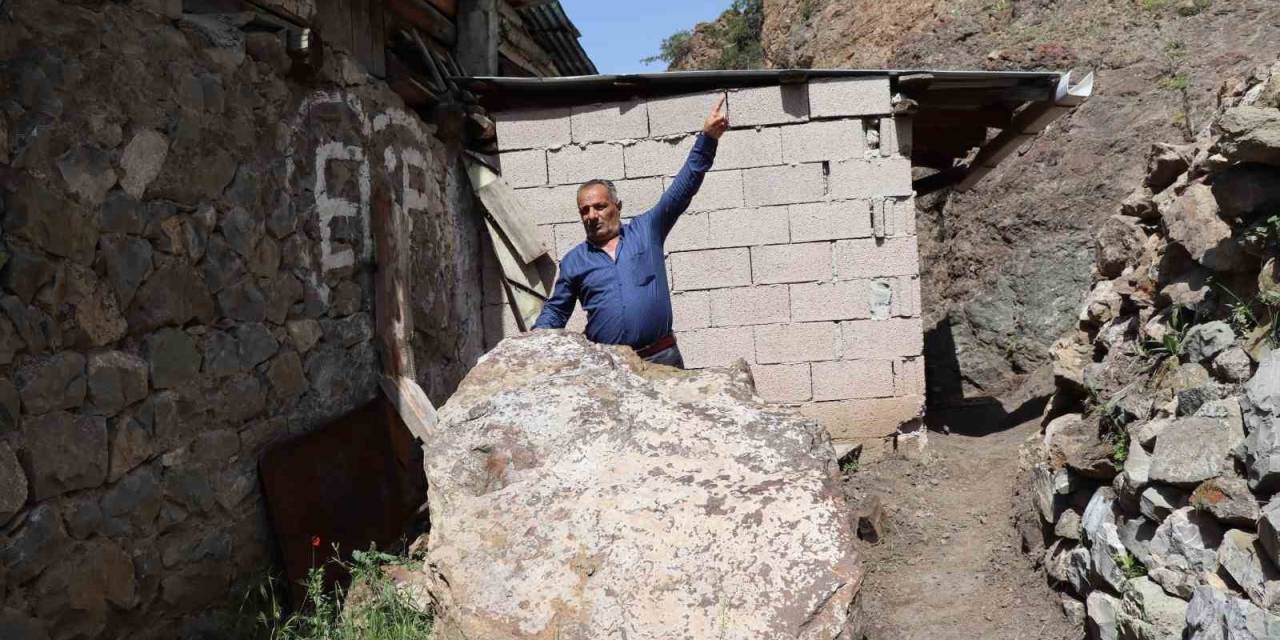 Dağdan Kopan Kayalar Korkutuyor