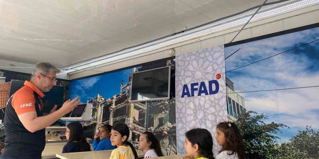 Afad’ın ‘Deprem Simülasyon Tırı’ Afyonkarahisar’da Gençlere Tanıtıldı