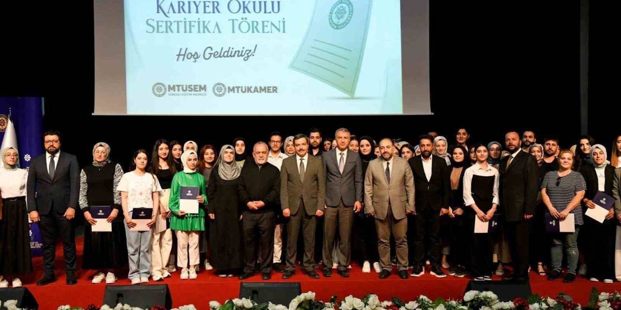 Kariyer Okulunu Tamamlayanlar Belgelerini Aldı