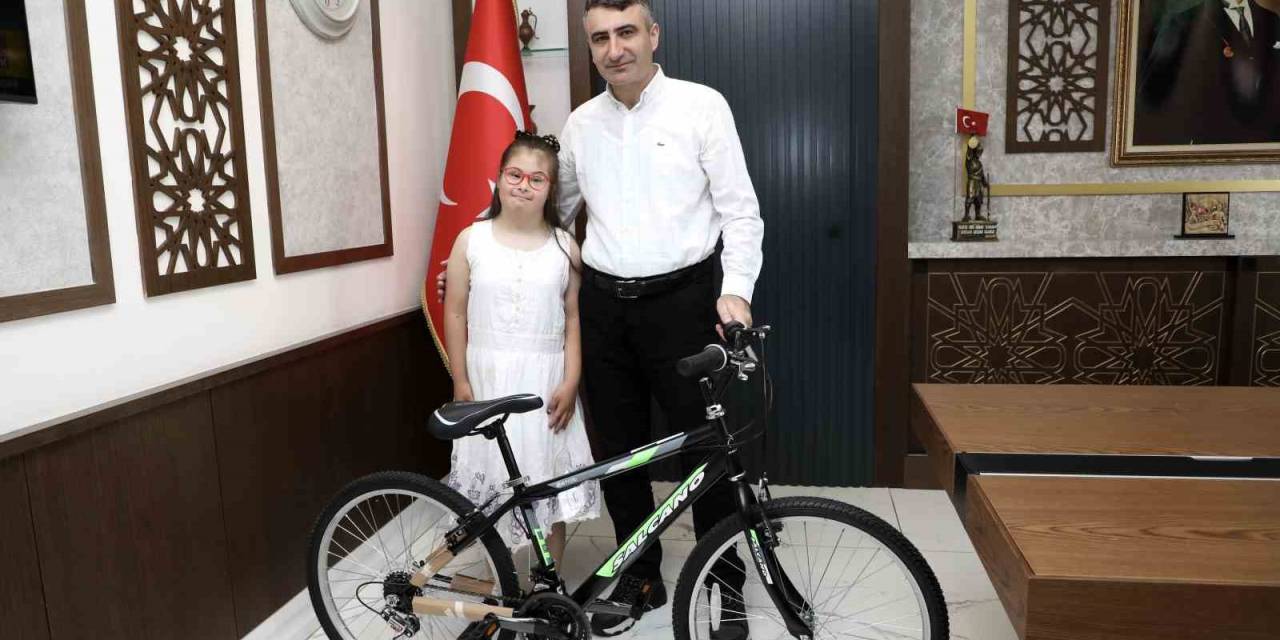Down Sendromlu Çocuğa Bisiklet Hediye Edildi