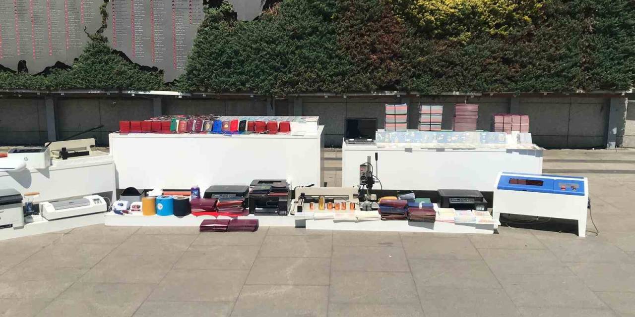 İstanbul’da Sahte Pasaport Operasyonu: 5 Kişi Yakalandı