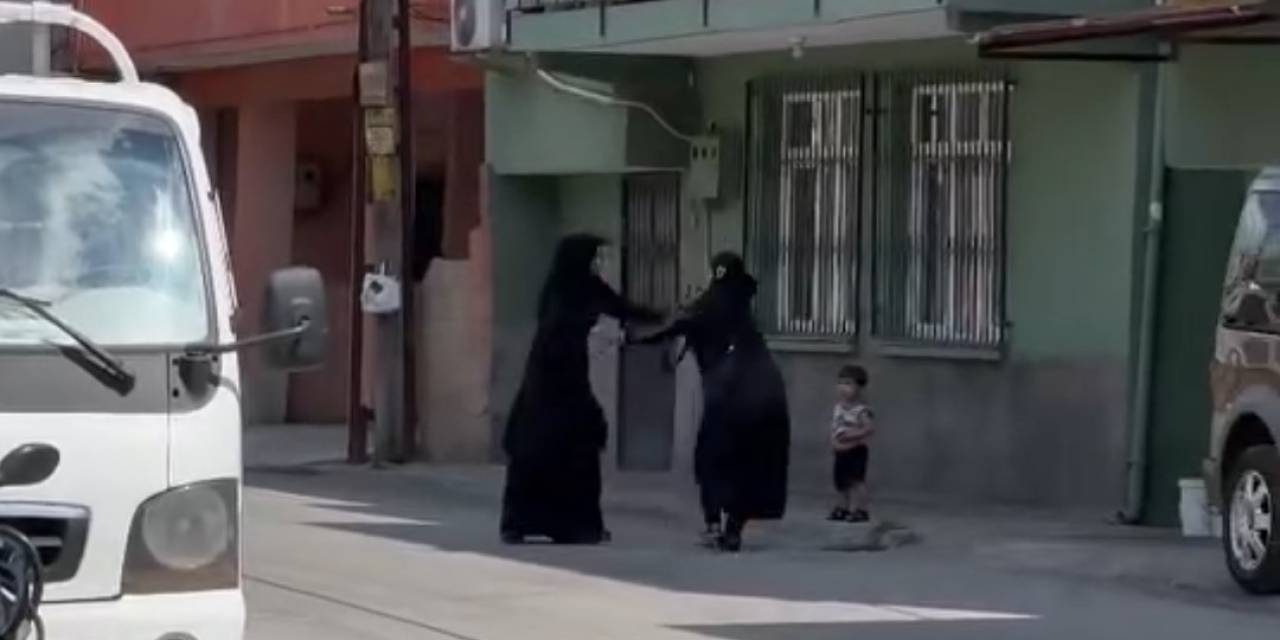 Dilenci Kadınların Terlikli, Çantalı ’yer’ Kavgası Kamerada