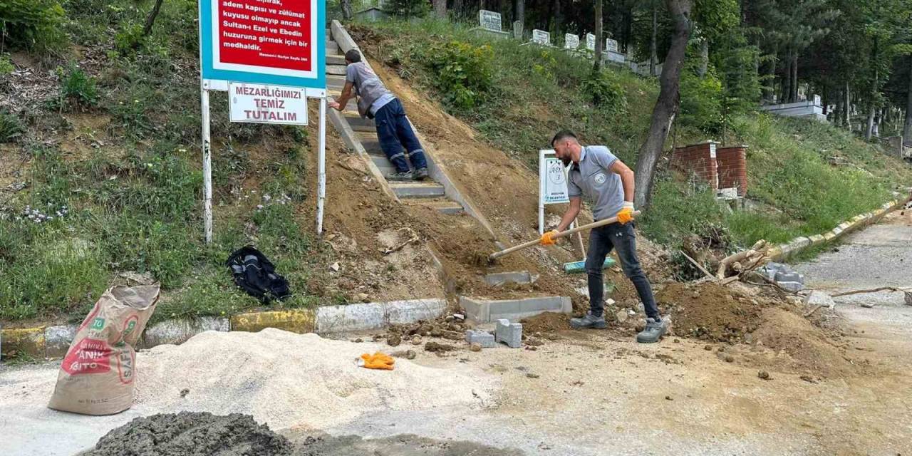 Bozüyük Belediyesi’nden Mezarlıkta Temizlik Ve Bakım Çalışmaları