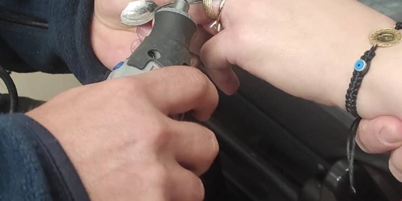 Parmağına Yüzük Sıkıştı, Soluğu Hastanede Aldı